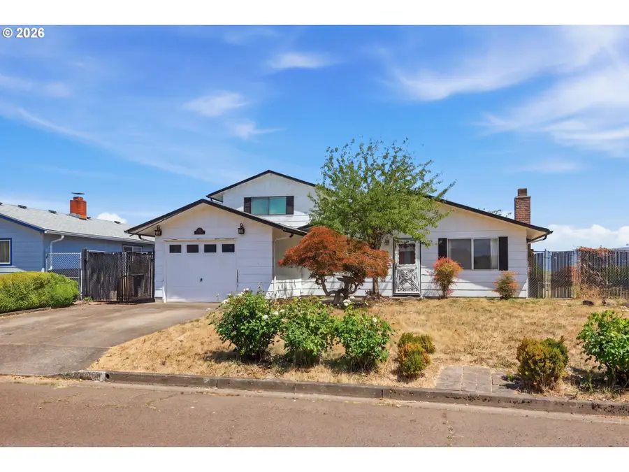 395 Park Ln, Harrisburg, OR 97446 - #2