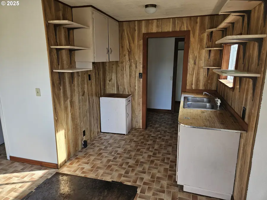 142 S Comstock Ave, Sutherlin, OR 97479 - Image #2