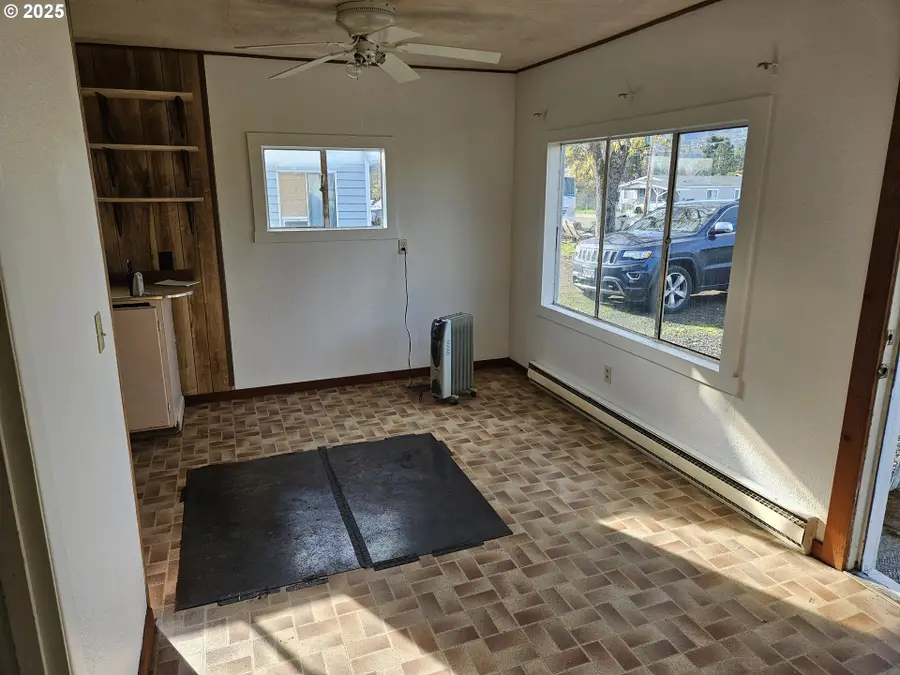 142 S Comstock Ave, Sutherlin, OR 97479 - Image #3