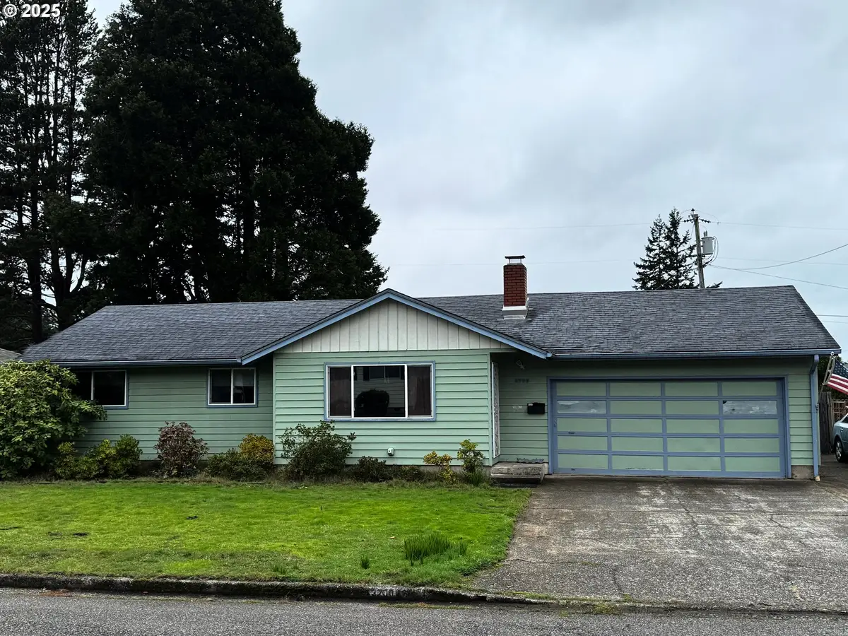 3700 Vista Dr, North Bend, OR 97459 - Image #1