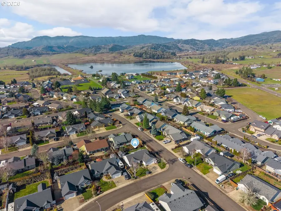 303 Ashwood St, Sutherlin, OR 97479 - #2