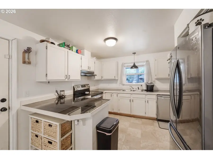 3214 Coraly Ave, Eugene, OR 97402 - #3