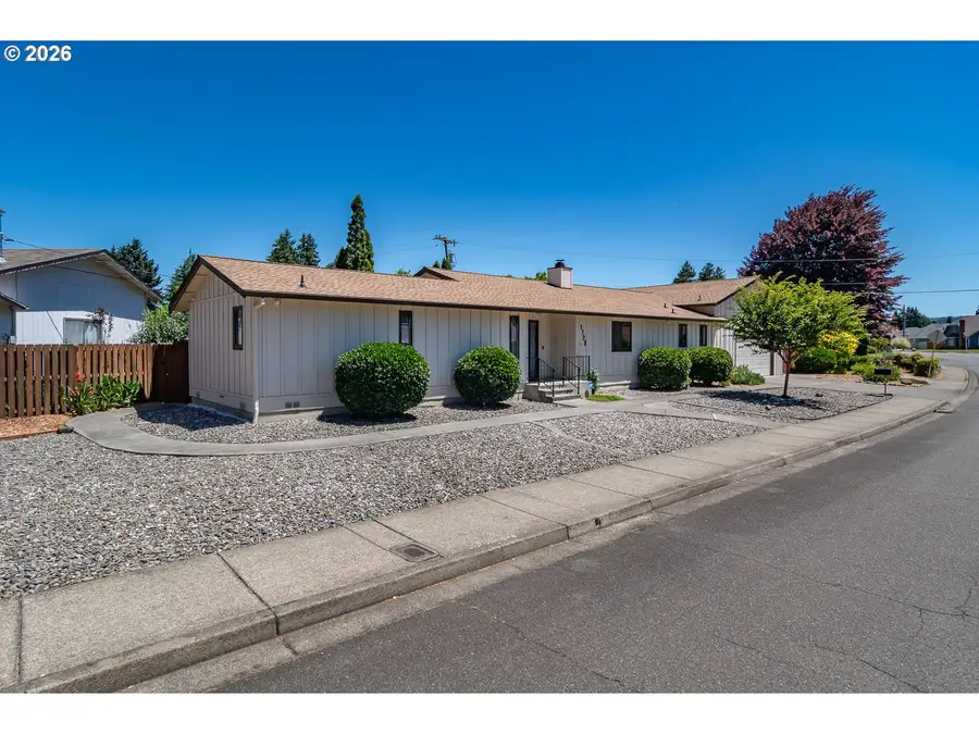 1728 NW Harvey Ave, Roseburg, OR 97471 - #2