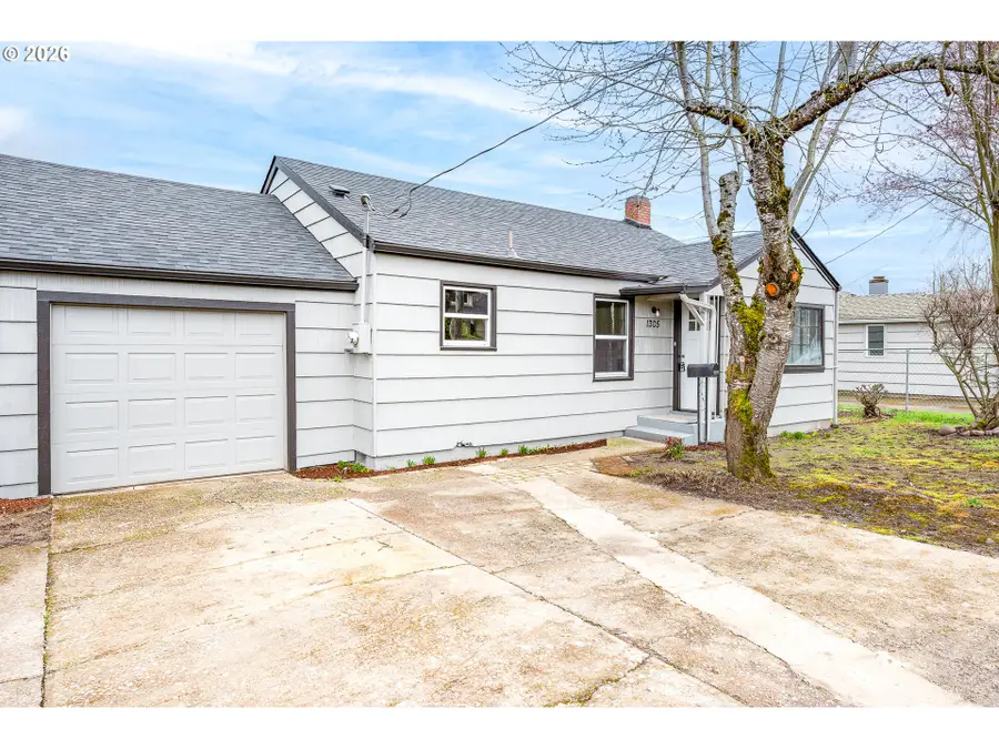 1305 S 2nd St, Lebanon, OR 97355 - #2