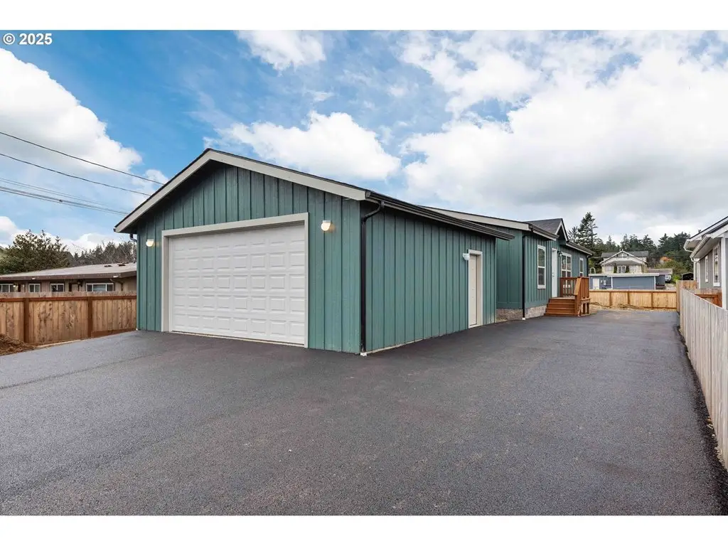 2142 Everett Ave, North Bend, OR 97459 - Image #1