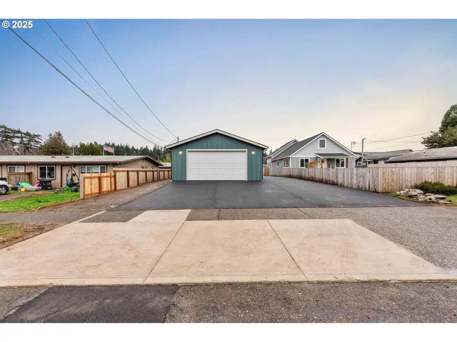 2142 Everett Ave, North Bend, OR 97459 - Image #2