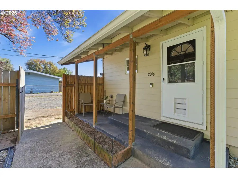 2016 42nd Ave, Longview, WA 98632 - #2