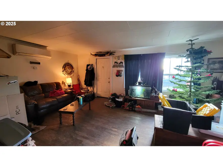 1140 E Chamberlain Ave, Cottage Grove, OR 97424 - Image #2