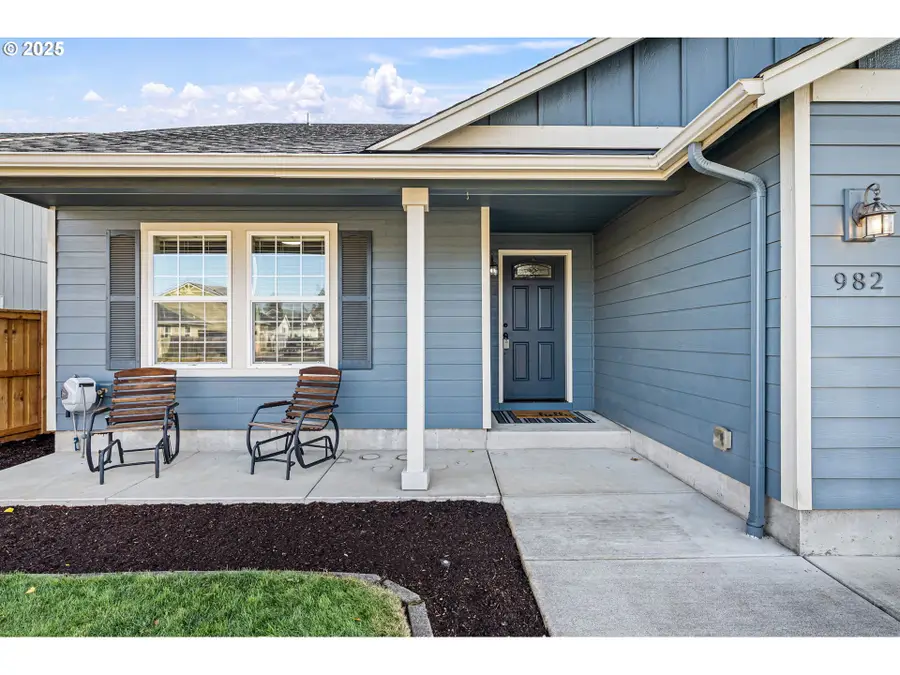 982 Creswood Dr, Creswell, OR 97426 - Image #3