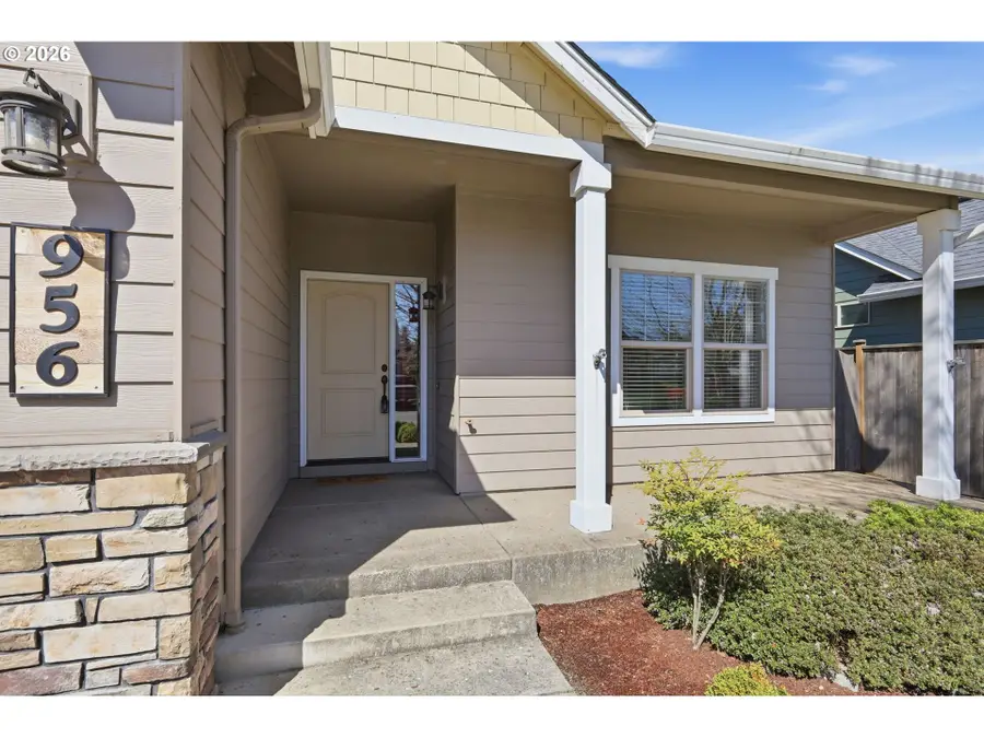 956 Kaylee Ave, Junction City, OR 97448 - #2