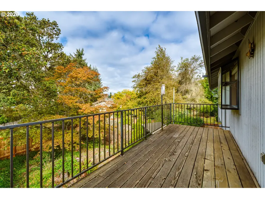 670 Woodcrest Dr, Springfield, OR 97477 - #3