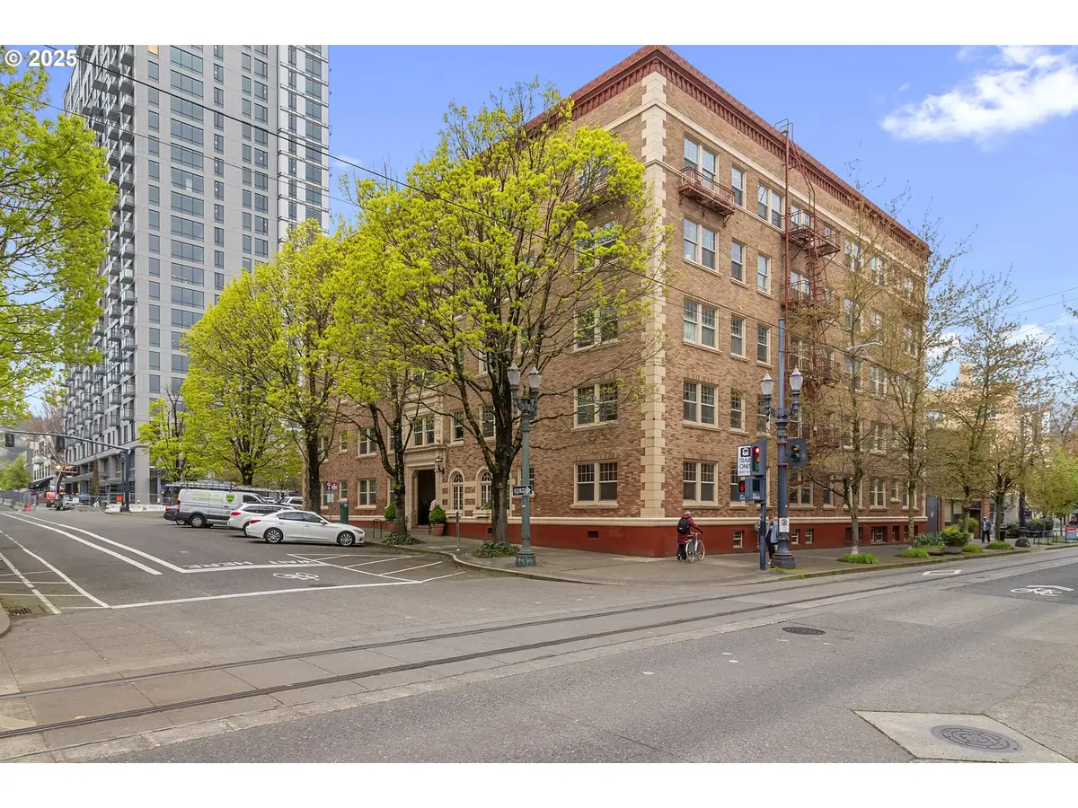 709 SW 16th Ave, Portland, OR 97205 - #1