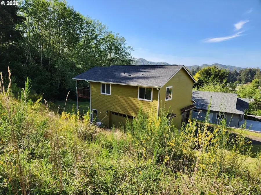 915 Bellevue Dr, Reedsport, OR 97467 - #2
