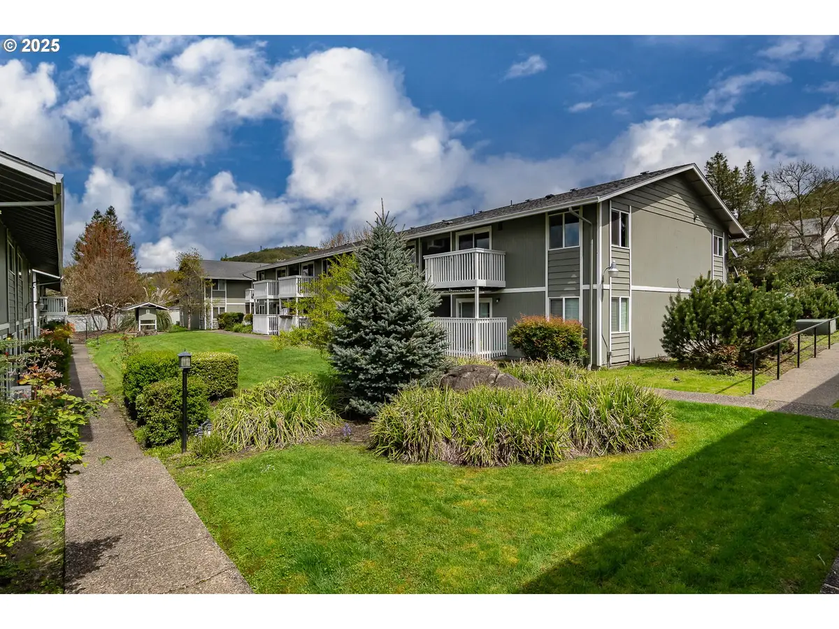 885 NE Sunset St #26, Roseburg, OR 97470 - Image #1