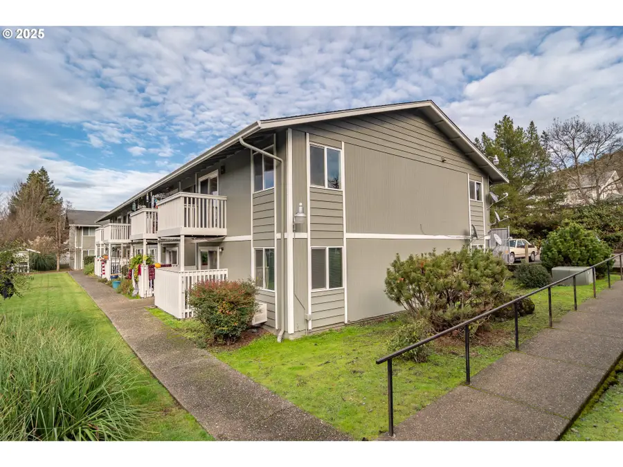 885 NE Sunset St #26, Roseburg, OR 97470 - Image #2
