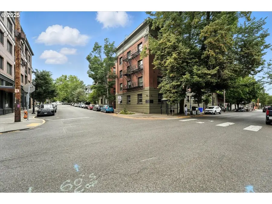 2109 NW Irving St #211, Portland, OR 97210 - #2