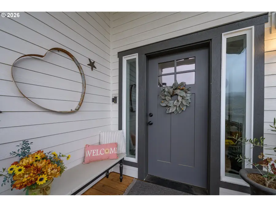 128 E Taylor Dr, Newberg, OR 97132 - #3