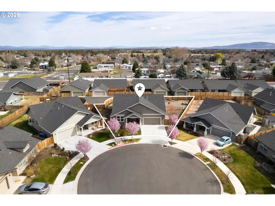 450 NE Oak Ct, Redmond, OR 97756 - #2