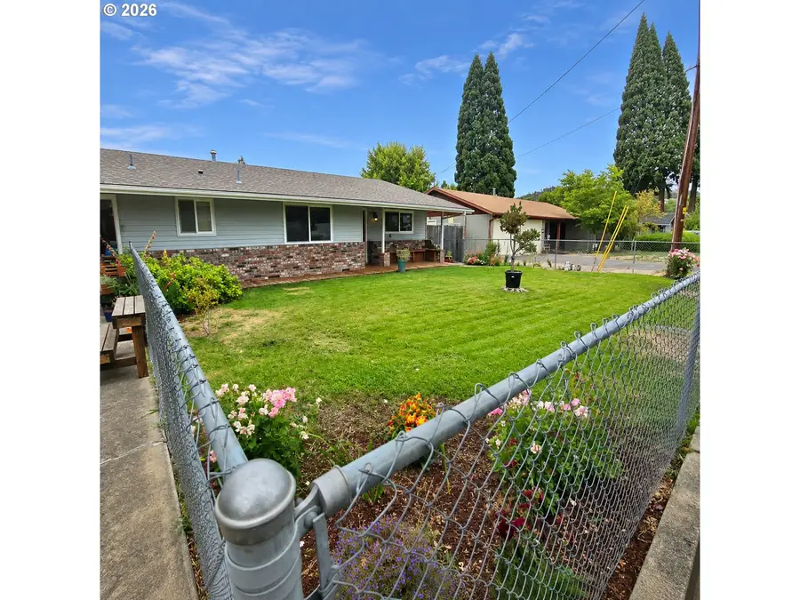 1510 NW Lester St, Roseburg, OR 97471 - #2