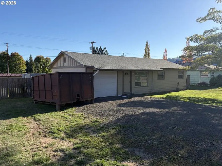 686 W First Ave, Sutherlin, OR 97479 - #2