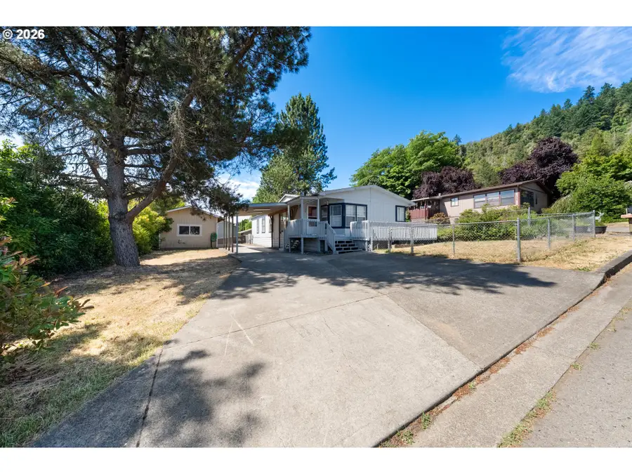 124 NW Trust St, Roseburg, OR 97471 - #3