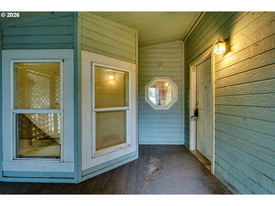 310 E 10th Pl, Junction City, OR 97448 - #2