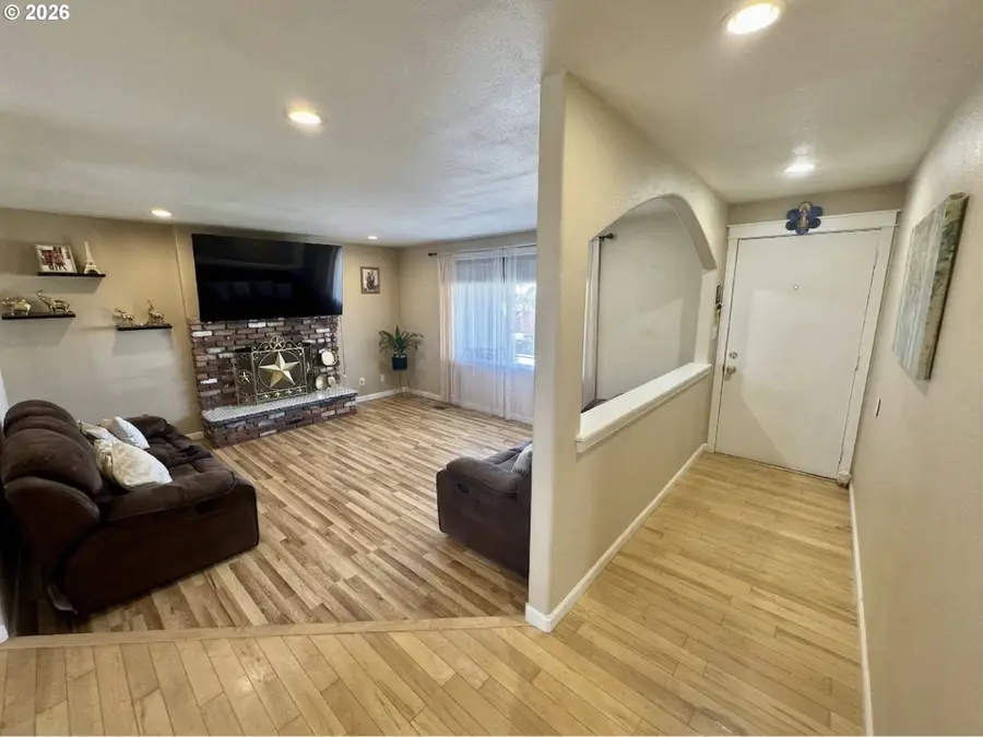 825 W Division Ave, Hermiston, OR 97838 - #3