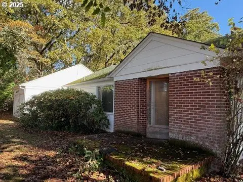 2010 E 26th Ave, Eugene, OR 97403 - Image #3