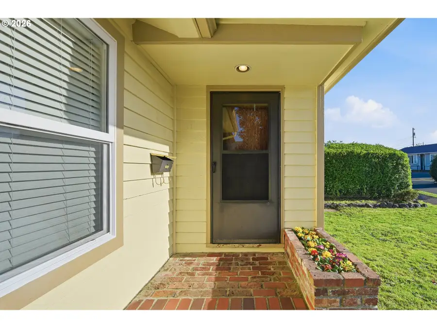 1707 Hayes St, North Bend, OR 97459 - #3