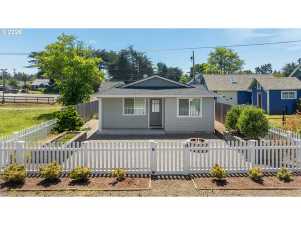 860 1st St Se, Bandon, OR 97411
