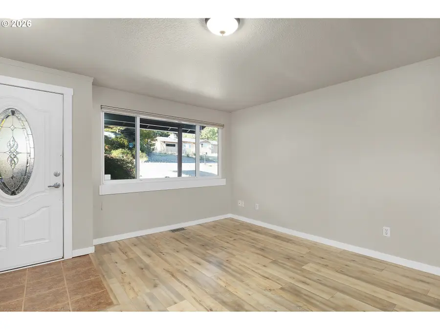 630 W Sixth Ave, Sutherlin, OR 97479 - #3