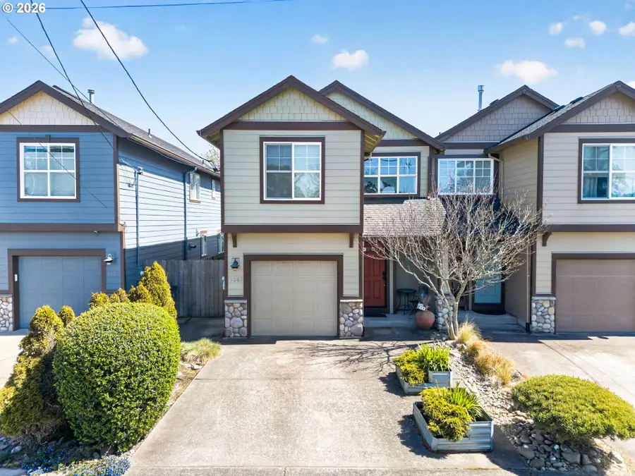 1061 S Columbia St, Seaside, OR 97138 - #2