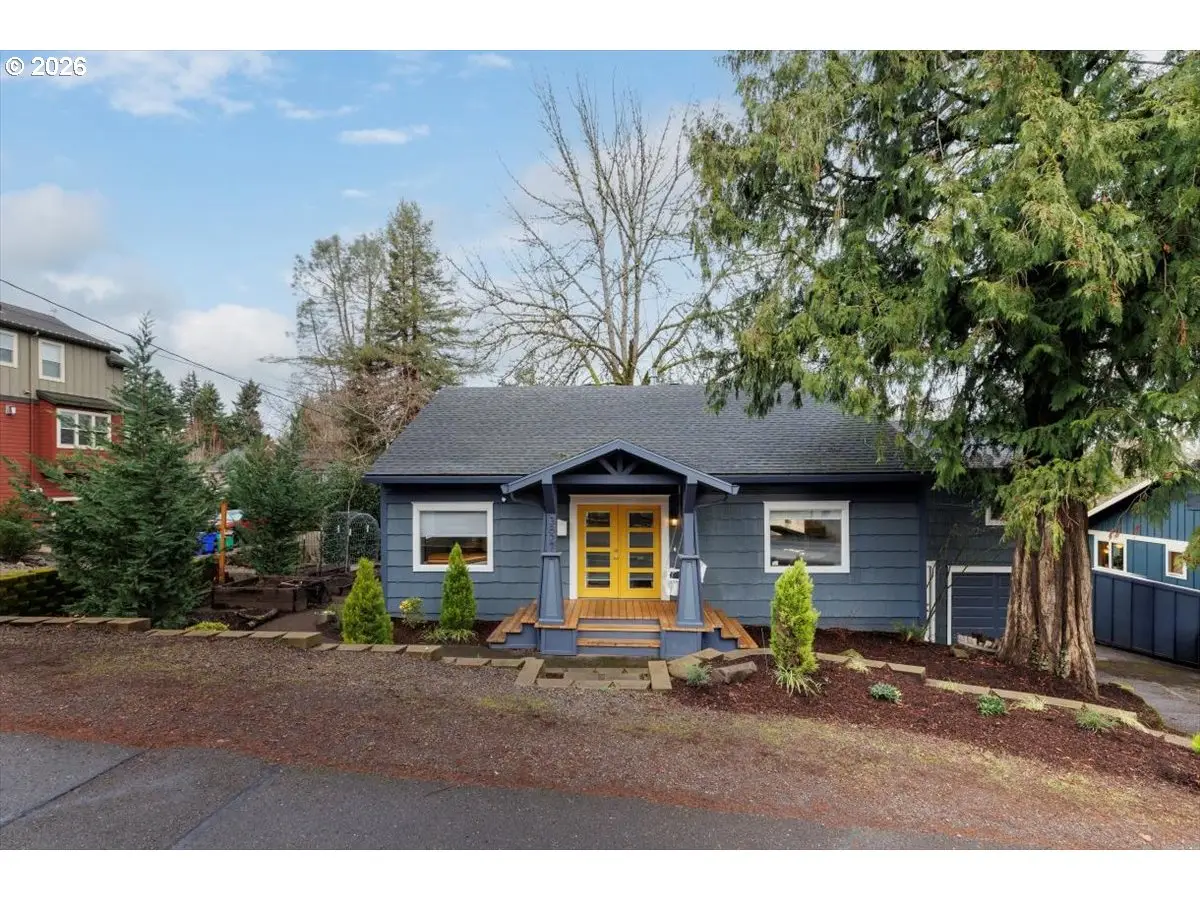 3827 SW Dolph Ct, Portland, OR 97219 - Image #1