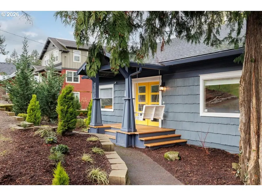 3827 SW Dolph Ct, Portland, OR 97219 - Image #2