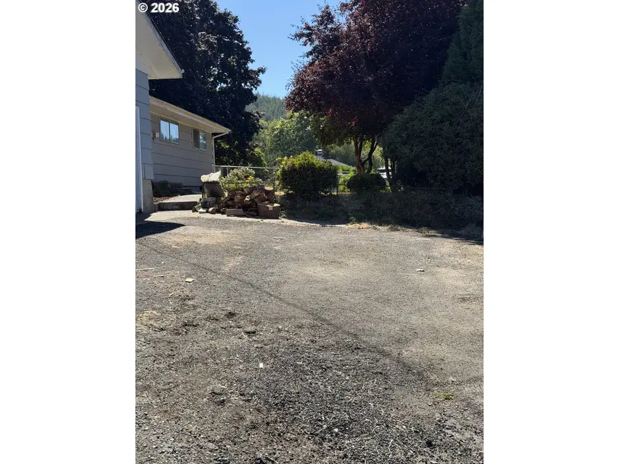 891 Rowe St, Reedsport, OR 97467 - #3