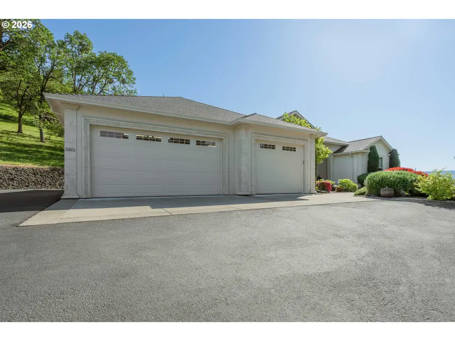 585 Pegasus Ln, Roseburg, OR 97471 - #2