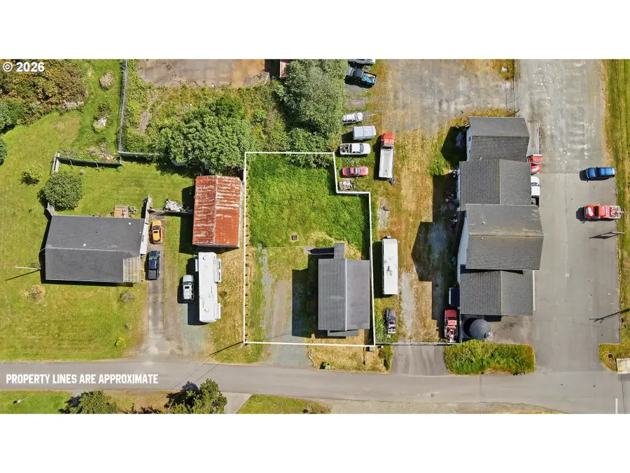 195 17th St Se, Bandon, OR 97411 - #3