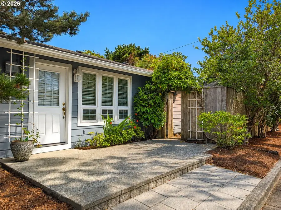 1120 S Columbia St, Seaside, OR 97138 - #3