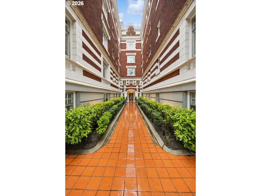 1811 NW Couch St #202, Portland, OR 97209 - #2
