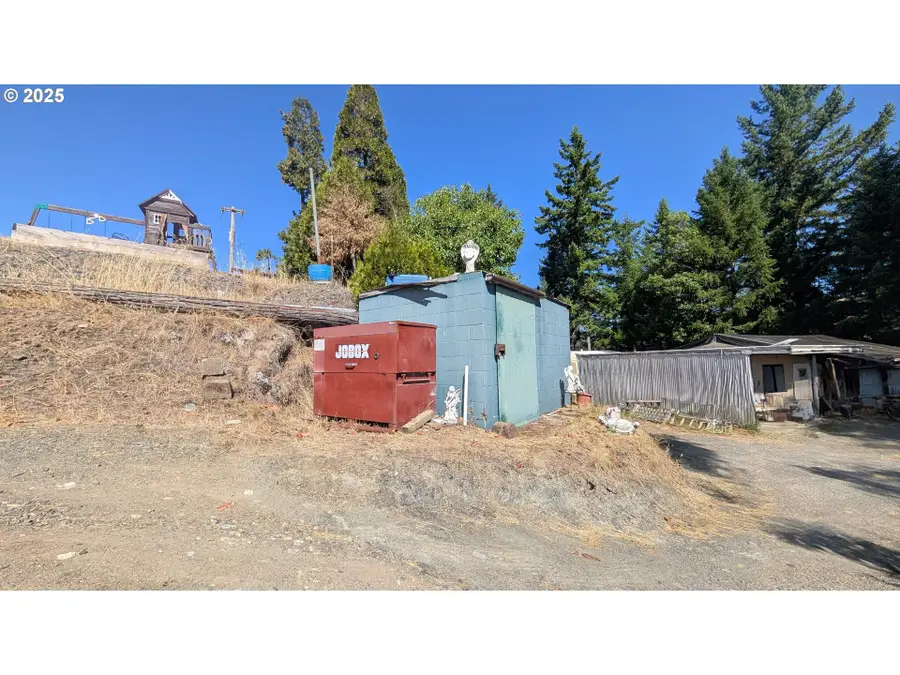 900 Old Cabin Dr, Glide, OR 97443 - Image #2