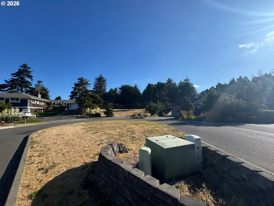 576 NE Klamath Ave, Bandon, OR 97411 - #3