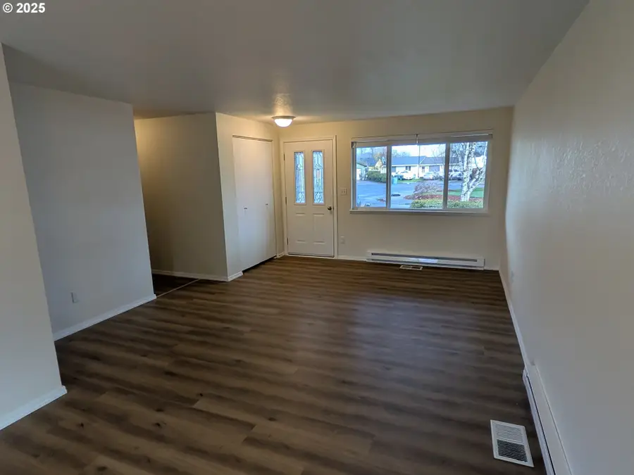 253 S Grove Ln, Sutherlin, OR 97479 - Image #2