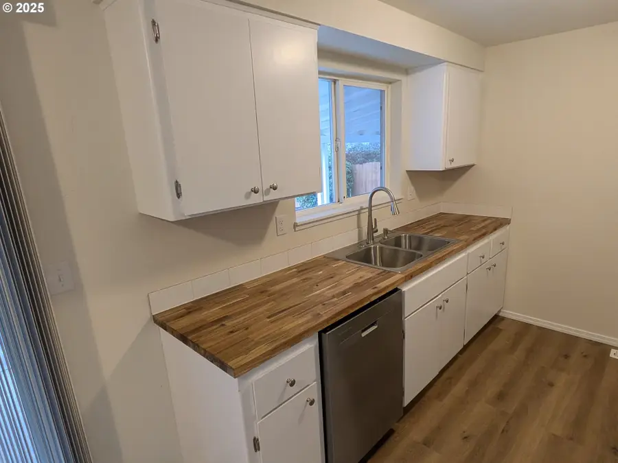 253 S Grove Ln, Sutherlin, OR 97479 - Image #3