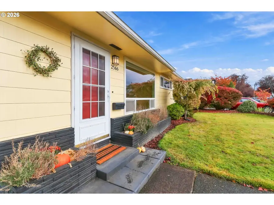 2566 Taylor Ave, Longview, WA 98632 - #2