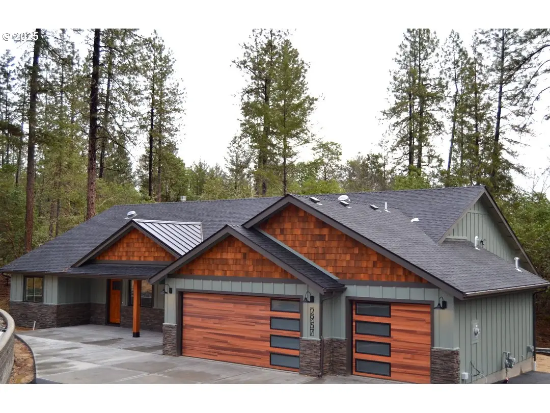 2957 Sylvan Dr, Grants Pass, OR 97527 - Image #1