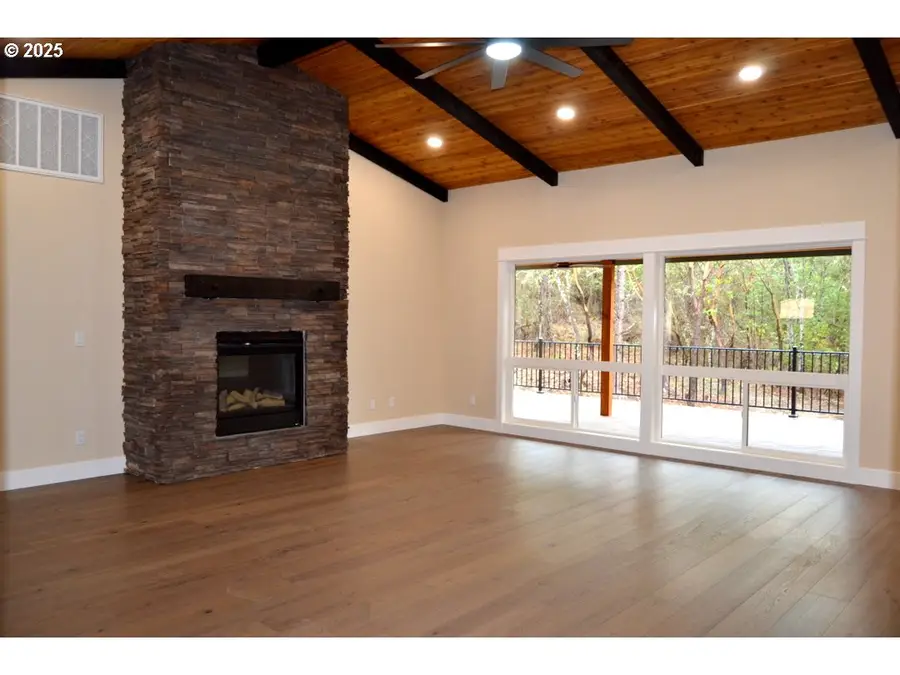 2957 Sylvan Dr, Grants Pass, OR 97527 - Image #2