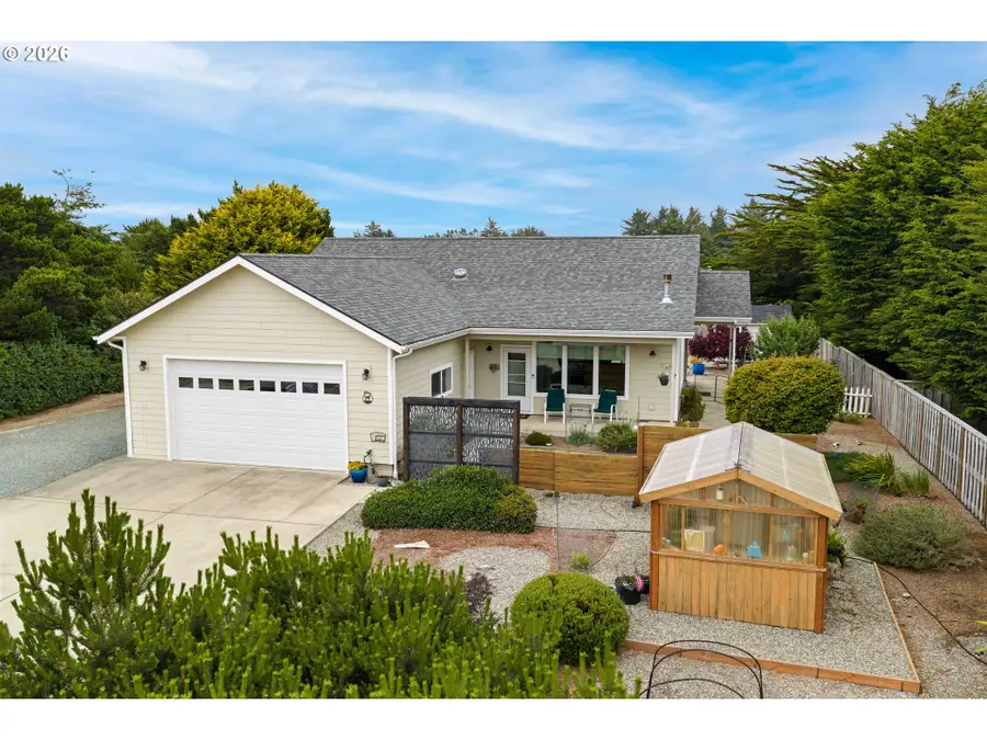 691 Seabird Dr, Bandon, OR 97411 - #2