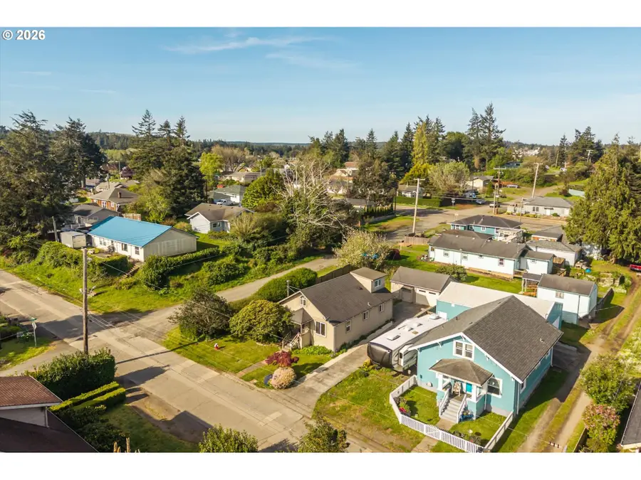 2988 Sheridan Ave, North Bend, OR 97459 - #3