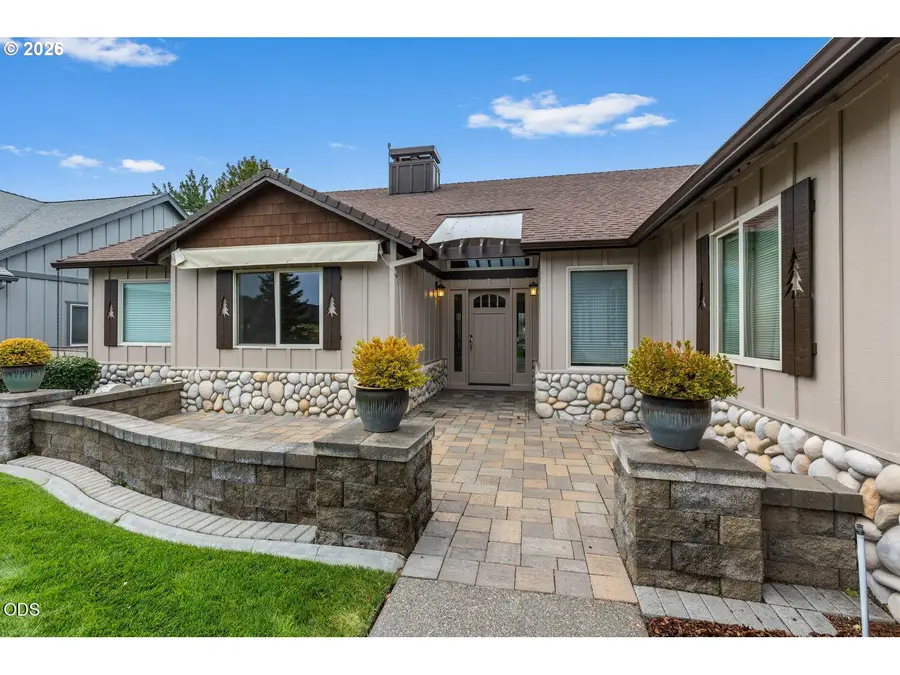 2635 NW Canyon Dr, Redmond, OR 97756 - #2