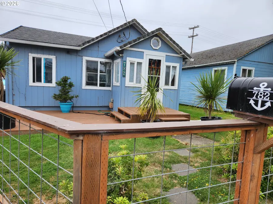 782 Laurel Ave, Reedsport, OR 97467 - #2